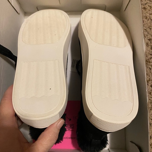 NWT. Women’s black Corey’s. Size 7. Perfect condition and super cute - Picture 6 of 7